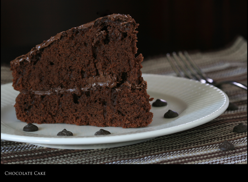Bolo de chocolate recheado com camadas de creme