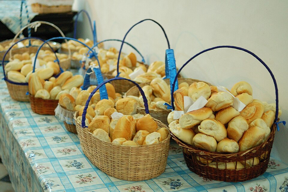 Cestas de vime cheias de pães variados