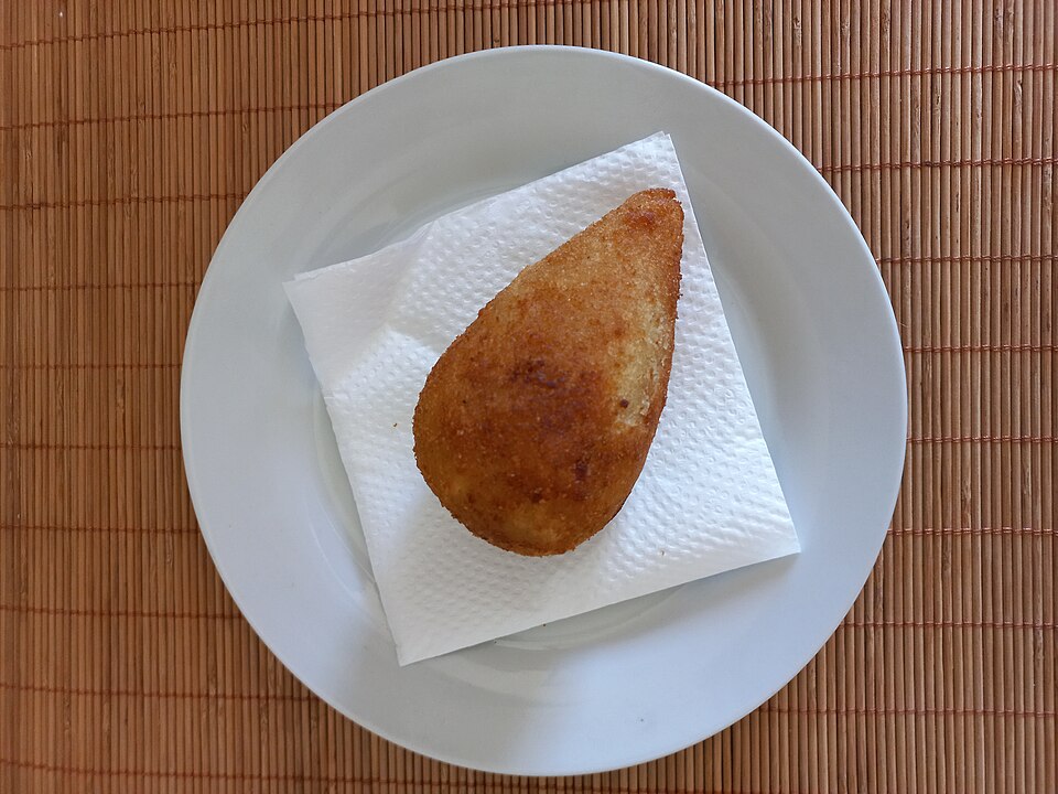 Coxinhas douradas servidas em um prato