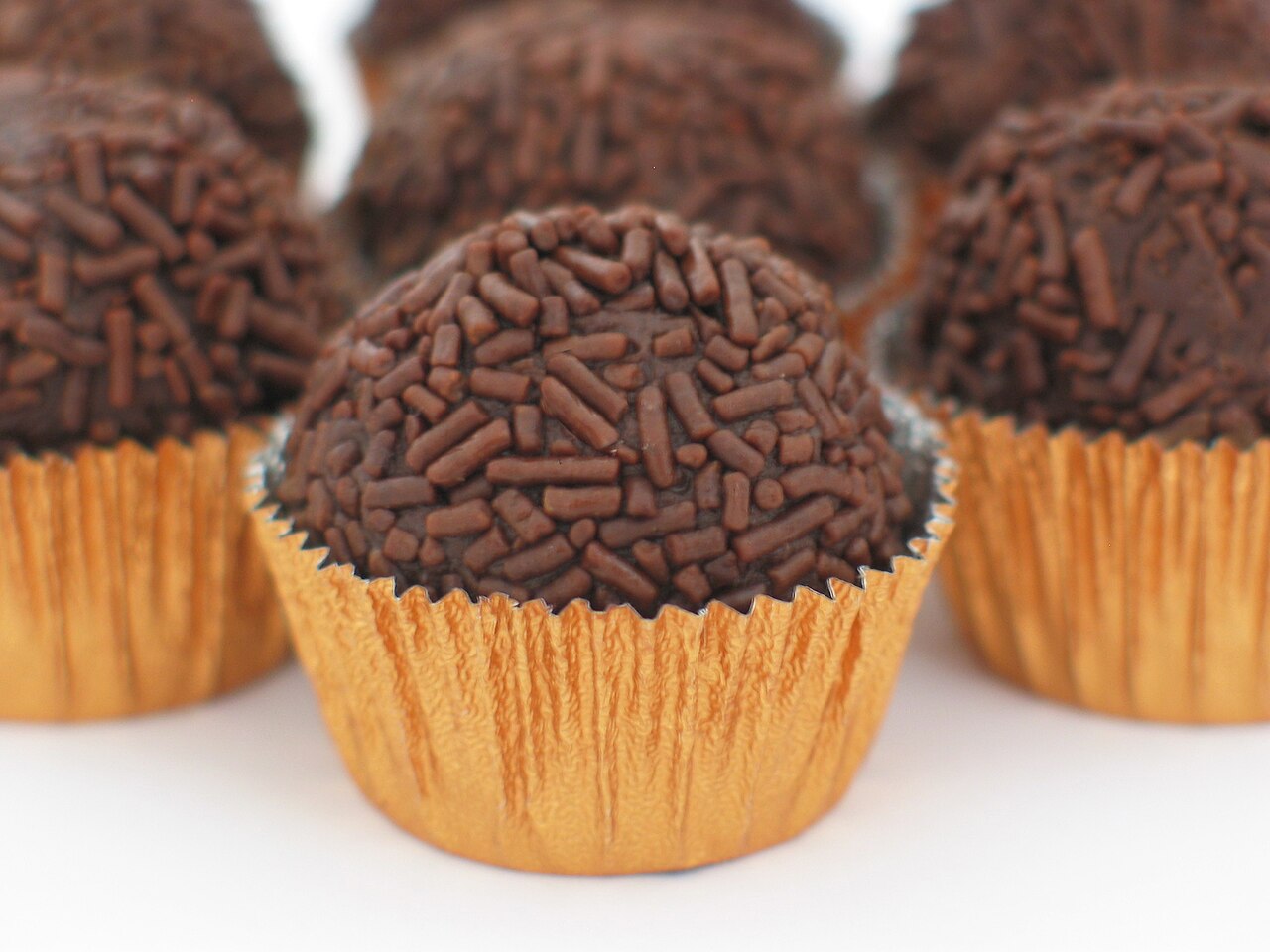 Brigadeiros cobertos com chocolate granulado em forminhas