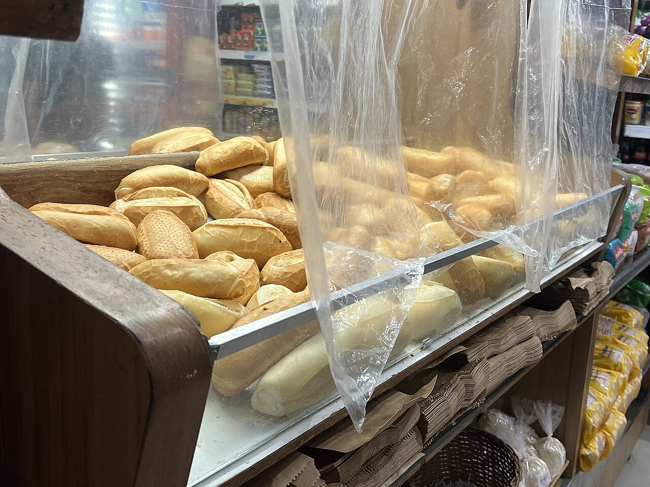 Pães franceses dourados e crocantes empilhados