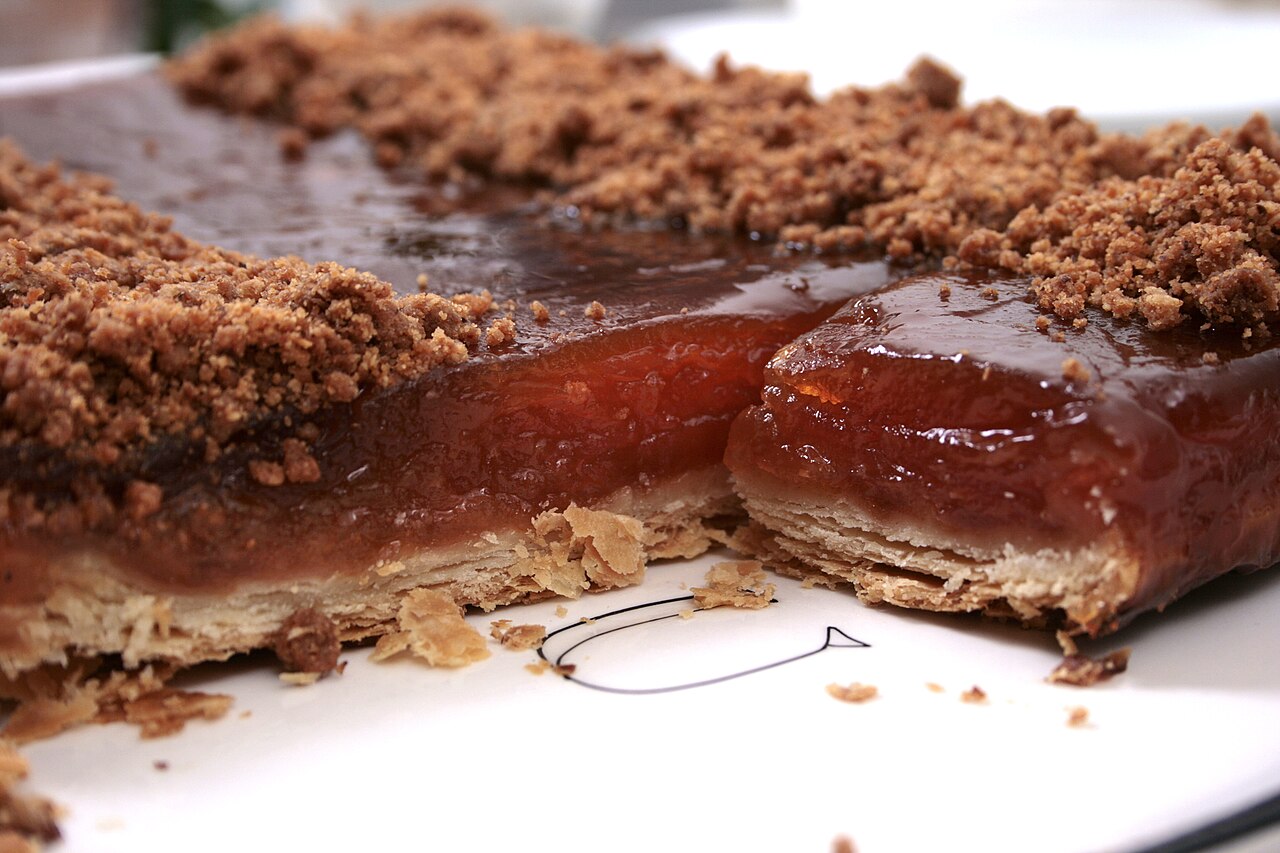 Torta de maçã caramelizada vista de perto